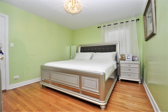 Building Photo - 2639 W Balmoral Ave