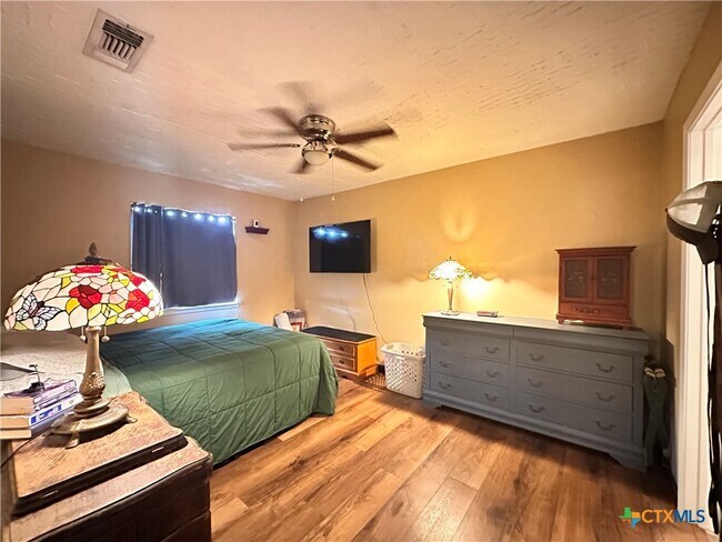 Building Photo - 421 Broadway St