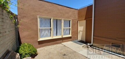 Building Photo - Unique Studio, w/Large Fenced Patio, All U...