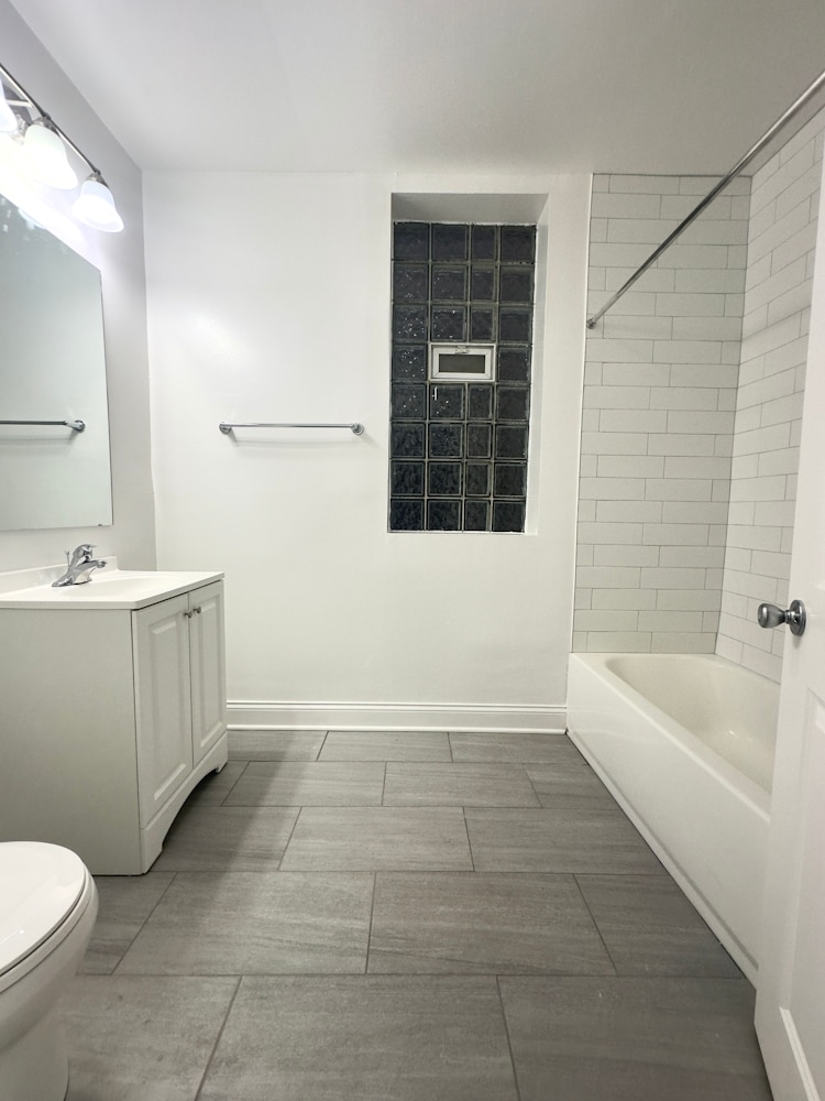 Building Photo - 908 W Montrose Ave