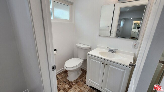 Building Photo - 1438 S Barrington Ave