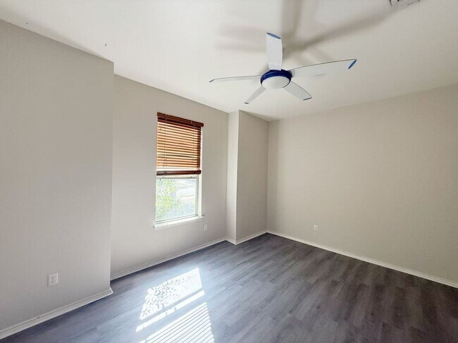 Building Photo - 1722 E Mesa Park Dr