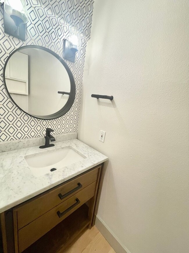 Building Photo - AVAILABLE NOW 3 BD 3.5 BA Townhome in Fremont