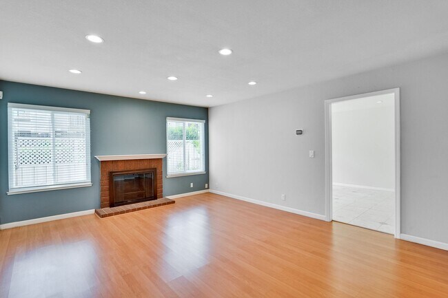 Building Photo - 6651 Bunker Hill Ct