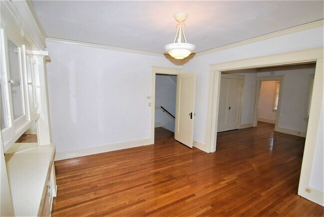 Building Photo - Charming Upstairs 1BR with Vintage Appeal in Alamitos Beach
