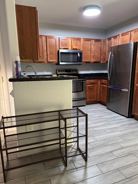 Building Photo - 1295 N Ash St