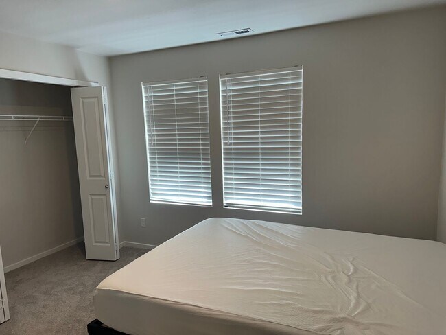 Building Photo - Pet friendly 4 bedroom 2.5 bath house!