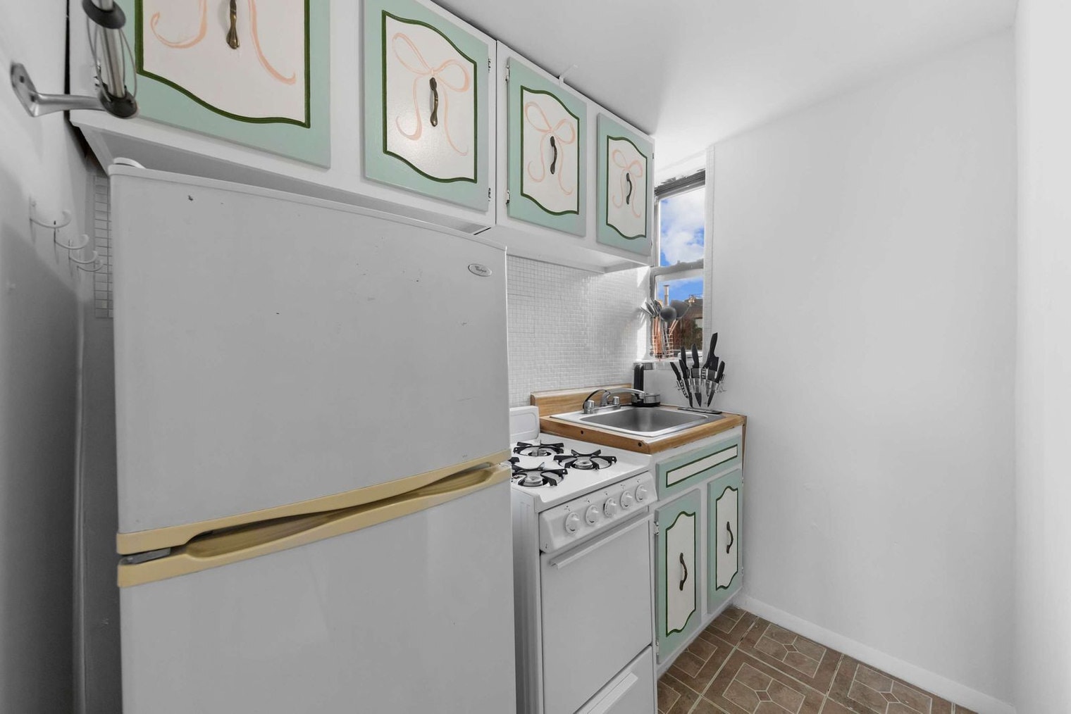 Building Photo - 402 E 11th St