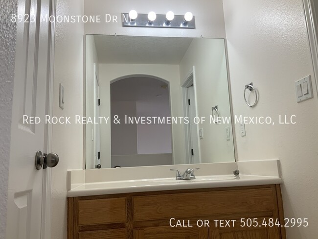 Building Photo - 5BR/2.5BTH Home in La Cueva!