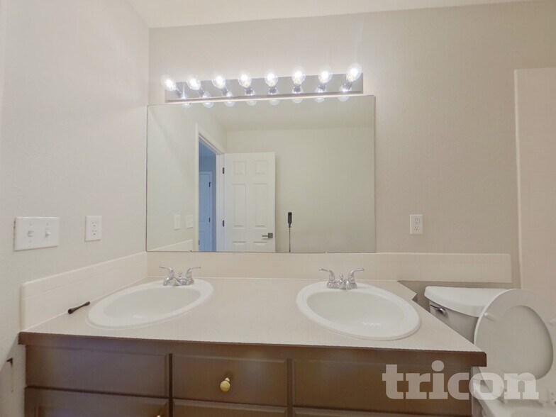 Building Photo - 1760 Overlook Dr