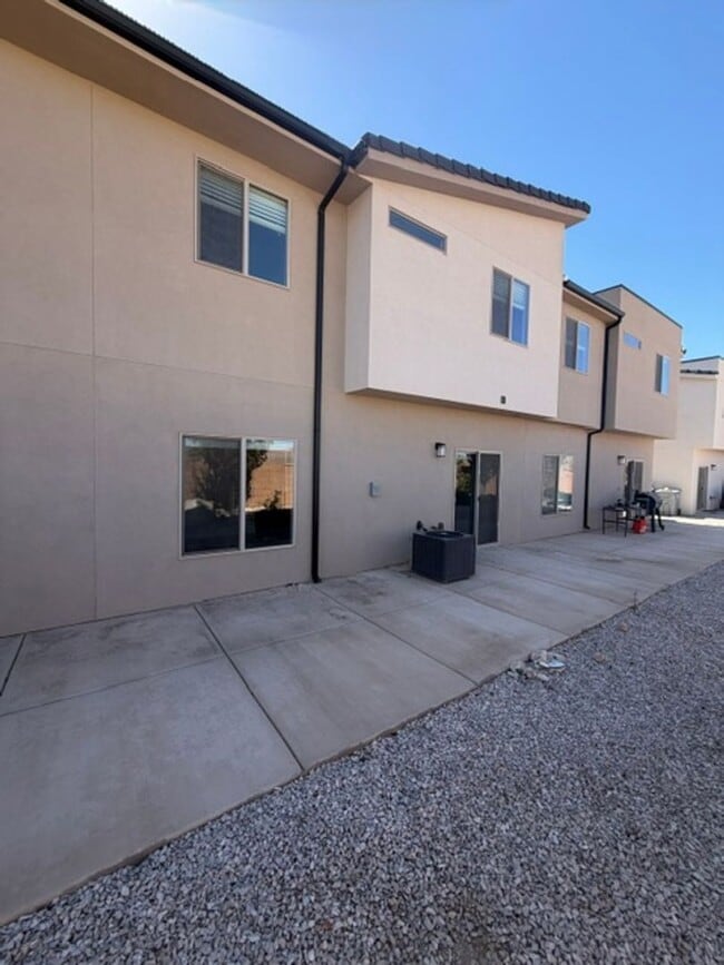 Building Photo - Townhome in South Desert