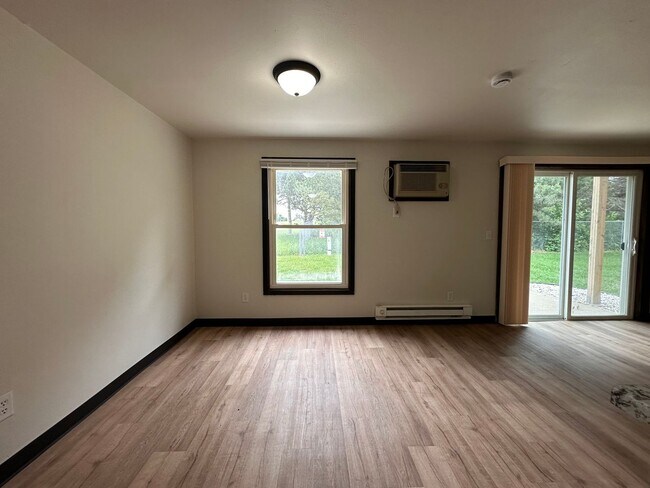 Building Photo - Noble Estates ||