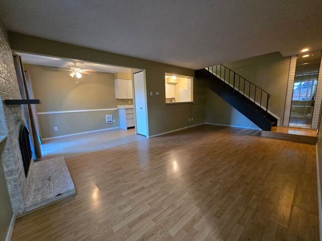 Building Photo - Steilacoom Gardens (HOA), 2 bedroom, 1 bath Townhome Style Condo. $300 off of the 1st full month ...