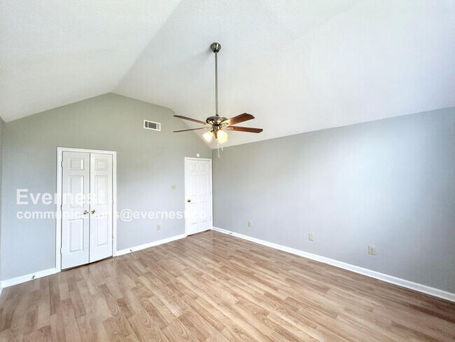Building Photo - Spacious 3 Bed, 2 Bath / Pet-Friendly / Coming Soon!