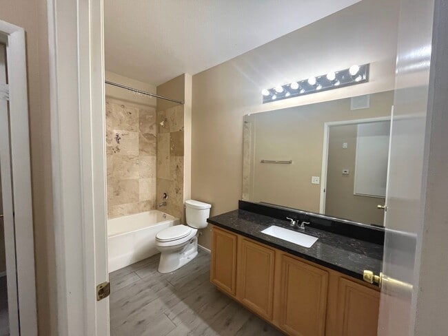 Building Photo - Beautiful Summerlin townhome, 3 bed, 2.5 bath, on 1st floor.