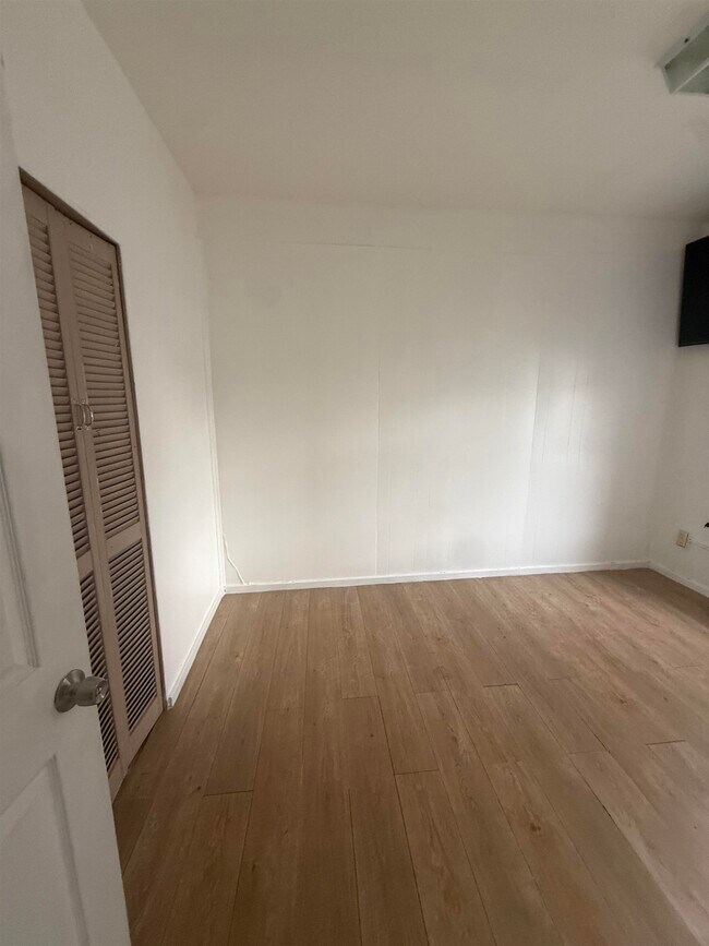 Building Photo - 1128 Summit Ave