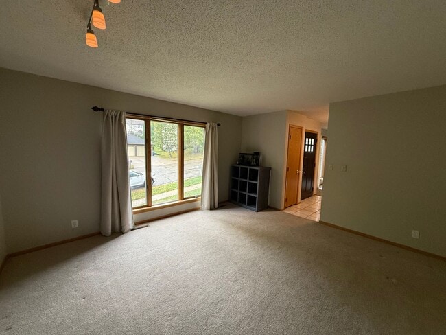 Building Photo - Beautiful single family home!