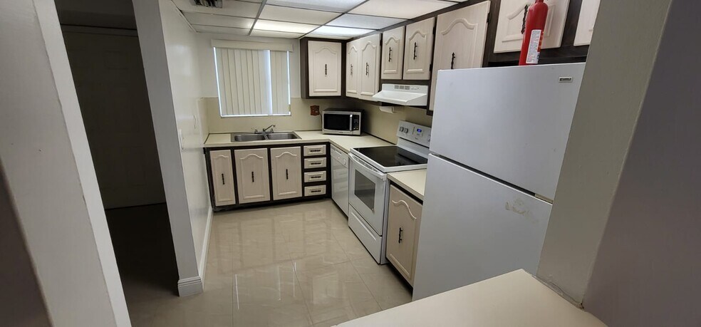 Building Photo - 9367 Fontainebleau Blvd