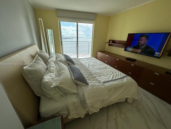 Building Photo - 325 S Biscayne Blvd