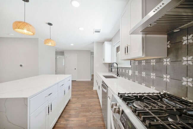 Building Photo - 6810 Bryn Mawr Dr