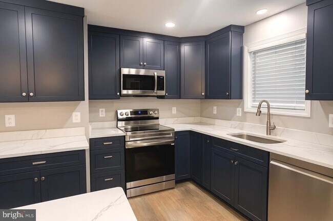 Building Photo - 9000 Marcellas Dr