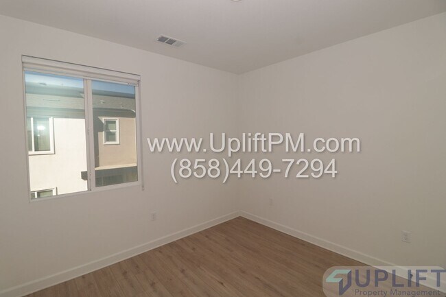 Building Photo - 4 Bed 3.5 Bath Townhome in Chula Vista w/ Washer/Dryer and 2-Car Garage