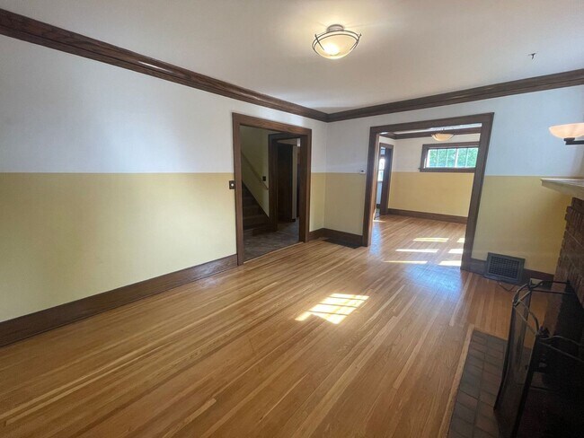 Building Photo - Beautiful 4 Bedroom Home - Free August Rent!!