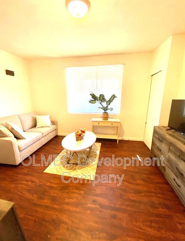 Building Photo - 817 Anaheim St