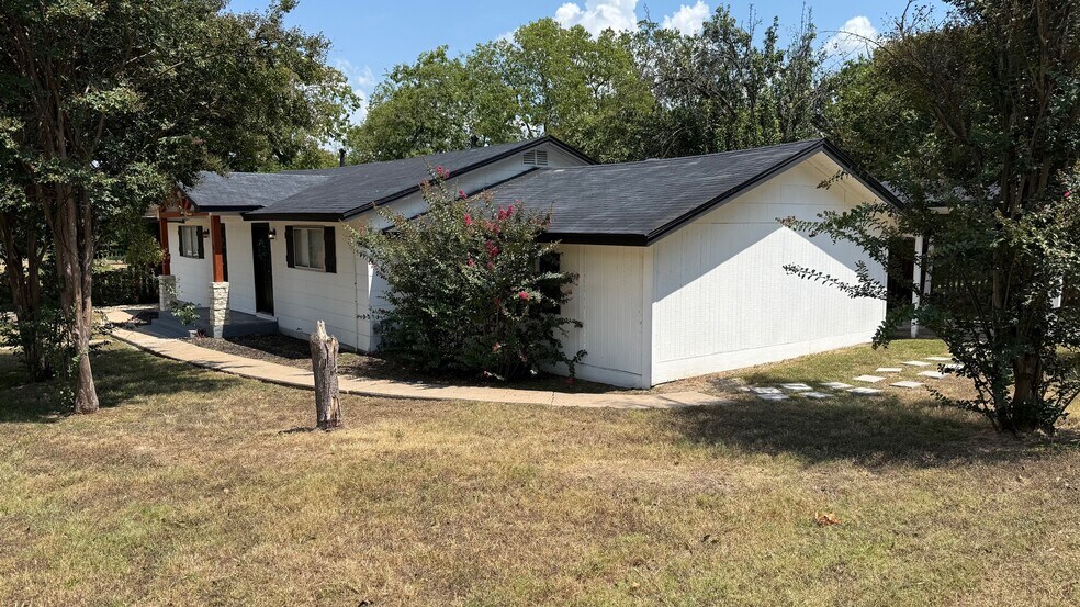 Building Photo - 1802 E University Ave