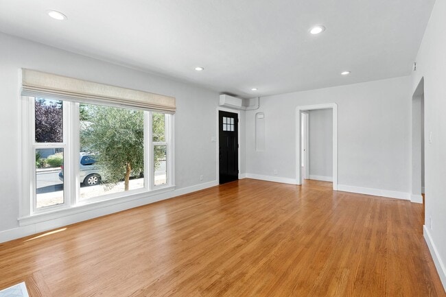 Building Photo - Charming Updated 2 bed, 2 bath Home near D...