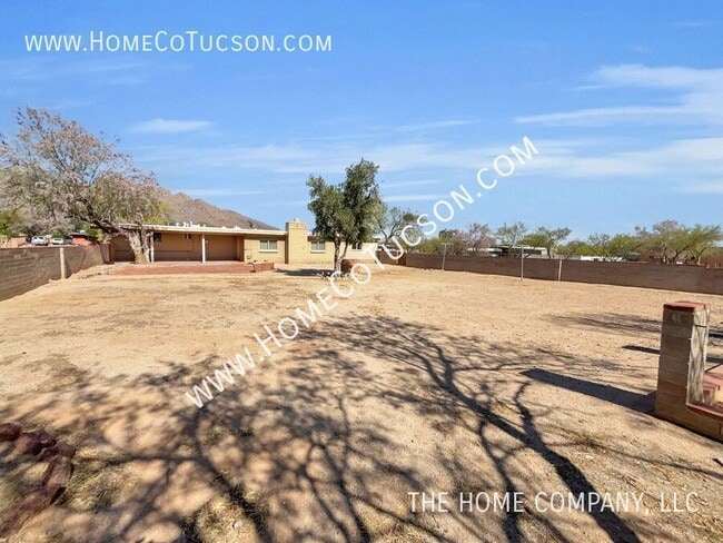 Building Photo - 8905 N Hickory Dr