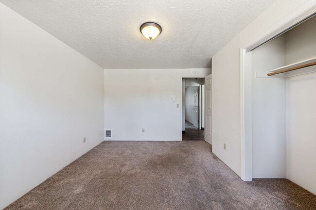 Building Photo - 2 Bedroom Duplex **MOVE IN SPECIAL** $500 ...