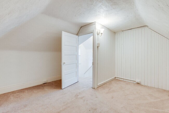 Building Photo - 405 Edgemont St