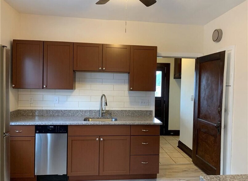 Building Photo - 2077 Lewis Dr