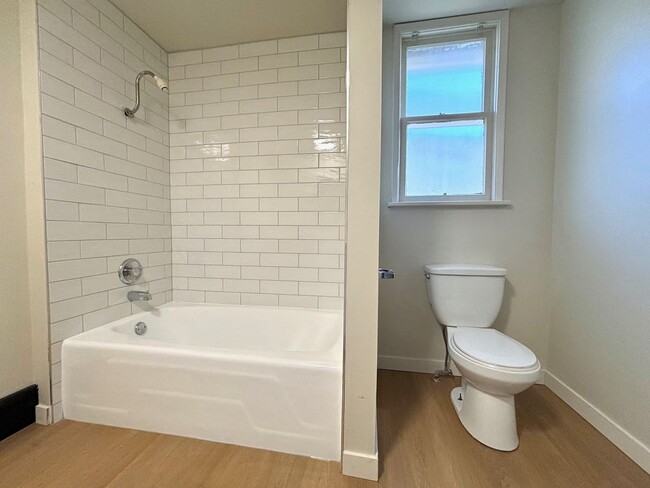 Building Photo - 2 BD / 1 BA Main level unit in 1913 Roosev...