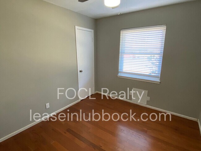 Building Photo - 3 bed 2 bath