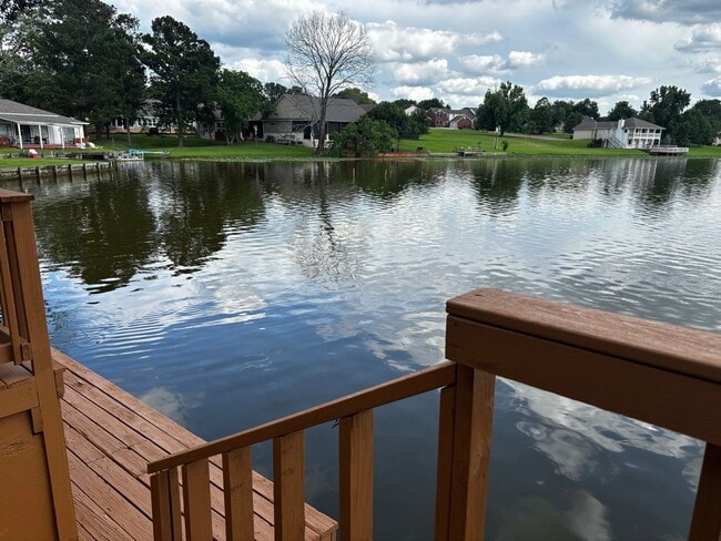 Building Photo - Waterfront Townhome in Elkins Lake