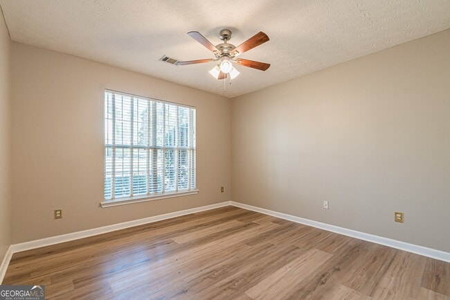 Building Photo - 5755 Lakeview Cir