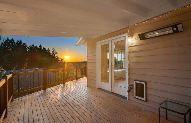 Building Photo - 4 Bed, 2.5 Bath Conveniently-located Single-family House Available for Rent!