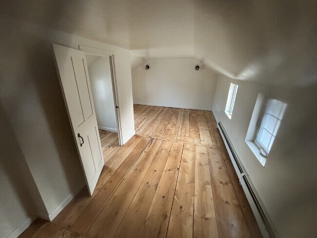 Building Photo - Freshly Remodeled 3BR / 1 BA Apartment