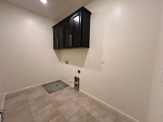 Building Photo - Beautiful 4 Bedroom Home With Low Maintenance Landscaping And Updated Interior