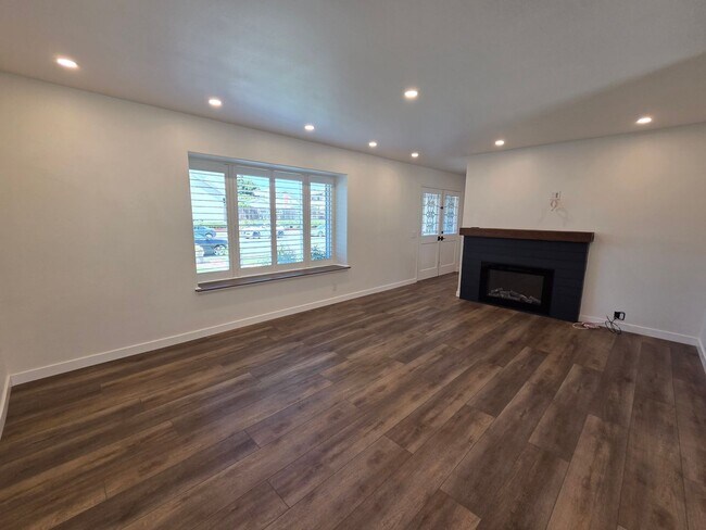 Building Photo - E. Ventura 4+2.5 Single Family Home w/ man...