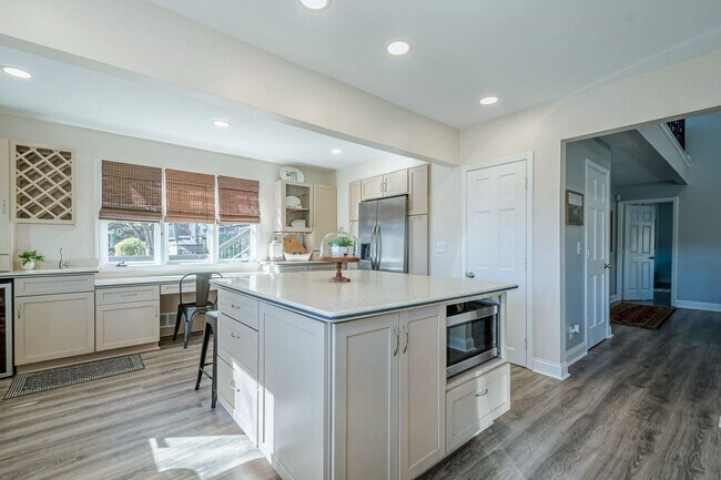 Building Photo - 117 Lakeview Cir