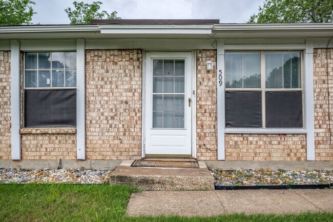 Building Photo - 509 Woodford Ln