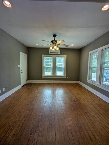 Building Photo - 885 W Long