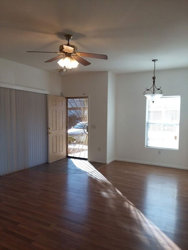 Building Photo - First floor unit in luxury gated Northwest...