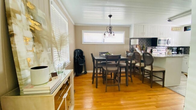 Building Photo - Three bedroom one bath!