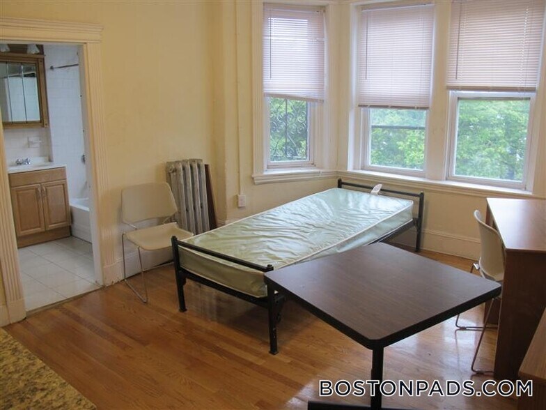 Building Photo - 171 Hemenway St