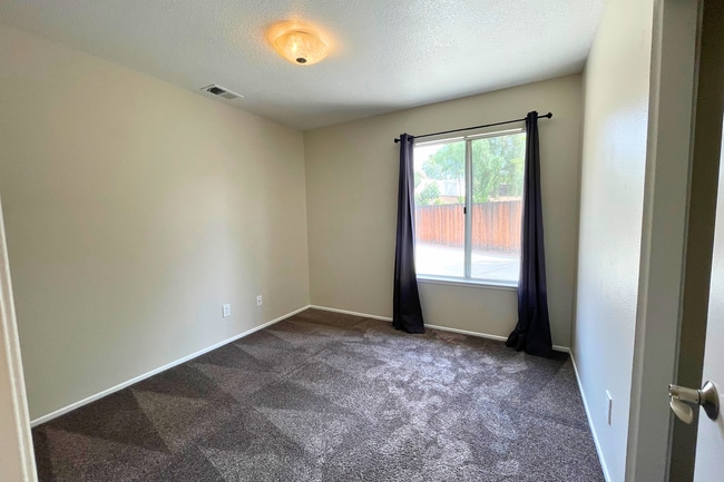 Building Photo - 4 Bed/2 Bath | Plus Office/Den | Single St...