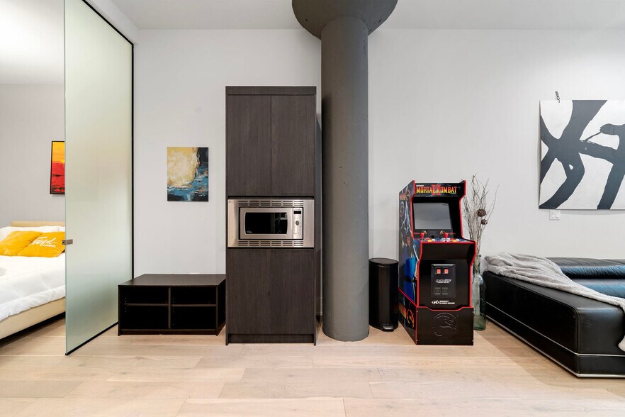 Building Photo - 318 W Grand Ave